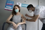 Convocan a voluntarios para recibir vacuna de refuerzo contra el coronavirus y participar de estudio