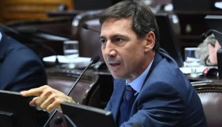 El senador Naidenoff fuerte contra Milei: lo acusó de “mear” en la cara al radicalismo