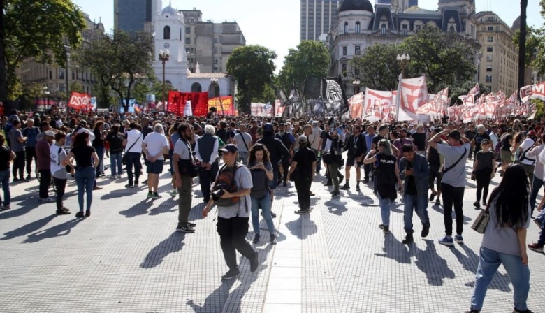 Comienza una semana de protestas mientras el gobierno activaría los despidos de estatales