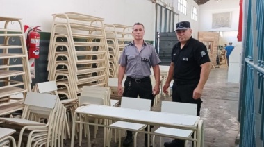 Internos de la cárcel bahiense restauraron mesas y sillas de escuelas de la ciudad